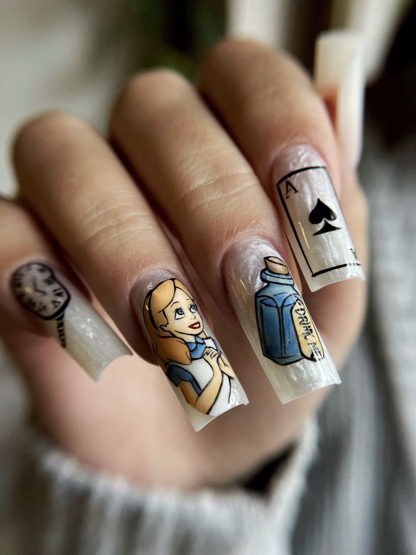 Unghii lungi cu Alice, sticla „Drink me”, asul de pică și ceasul, pictate ca stickere